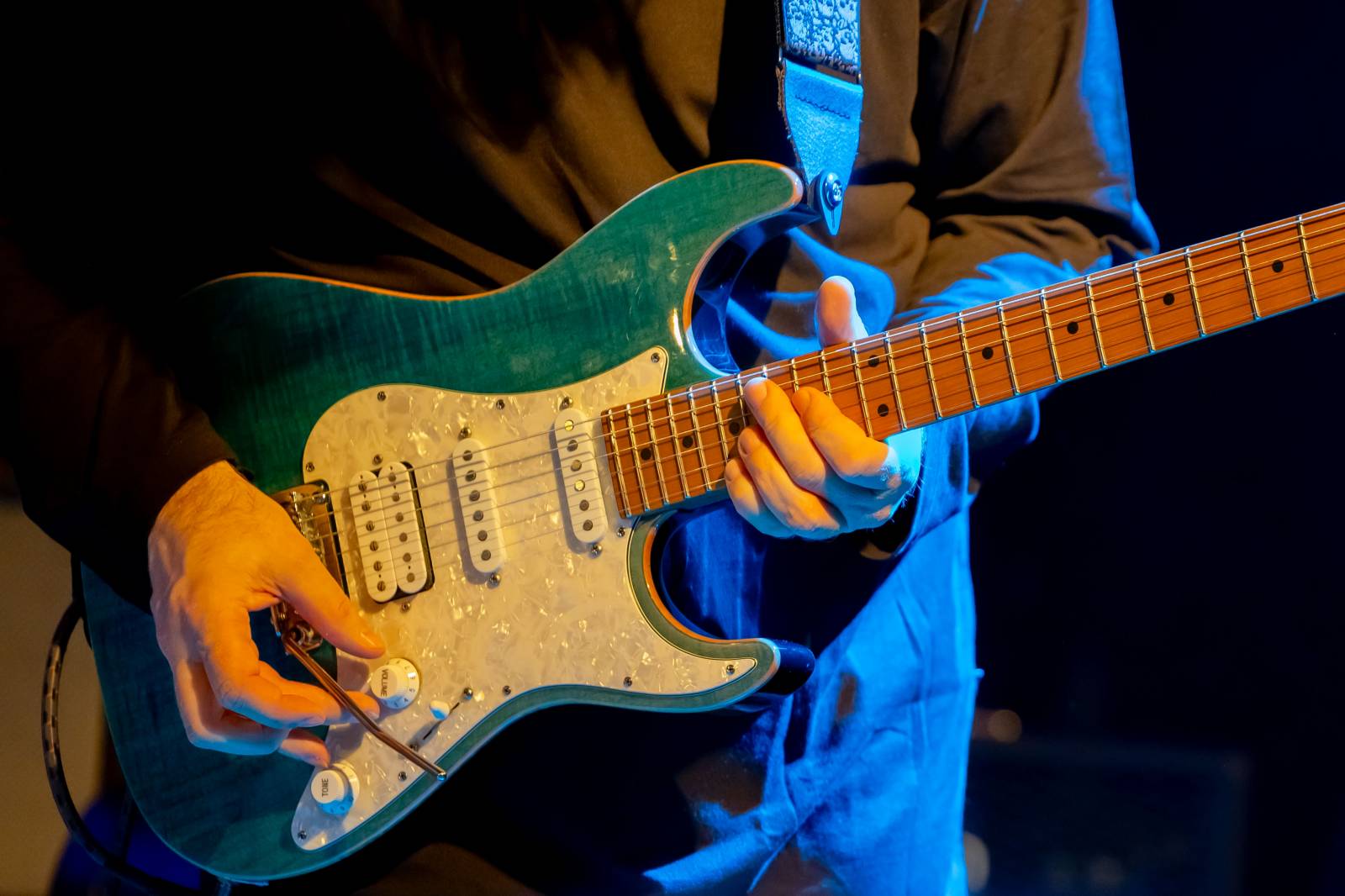 Dan Bárta vystoupil s Illustratosphere v Lucerna Music Baru, doprovodilo ho duo Lash & Grey