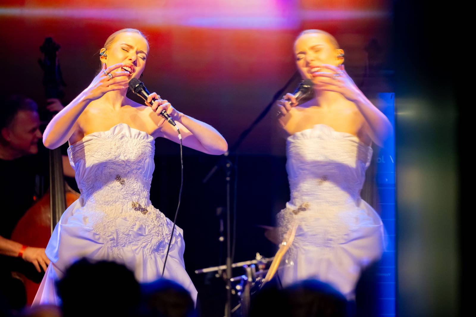 Dan Bárta vystoupil s Illustratosphere v Lucerna Music Baru, doprovodilo ho duo Lash & Grey