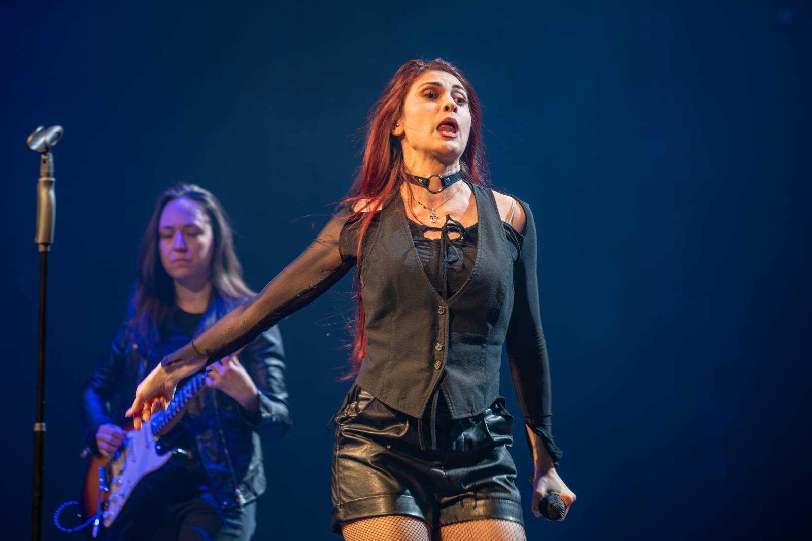 Divadlo Hybernia rozezněly písně Deep Purple. V ženském podání je zazpíval tribute band Strange Kind of Women