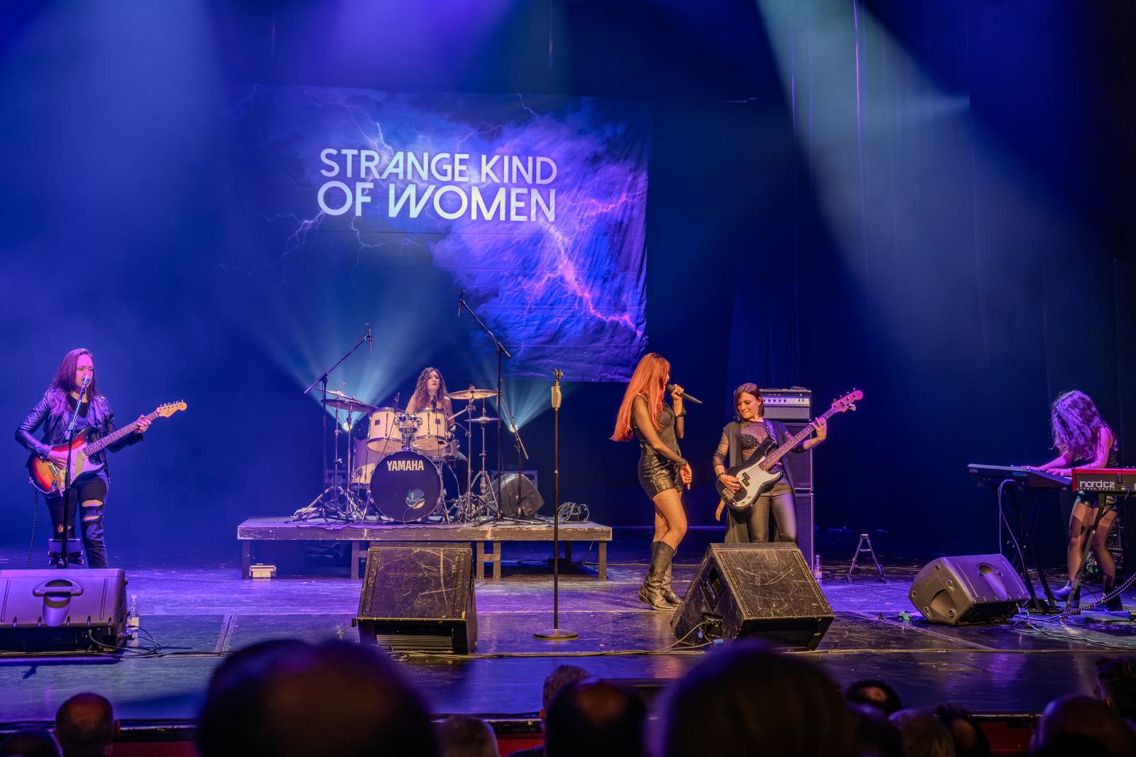 Divadlo Hybernia rozezněly písně Deep Purple. V ženském podání je zazpíval tribute band Strange Kind of Women