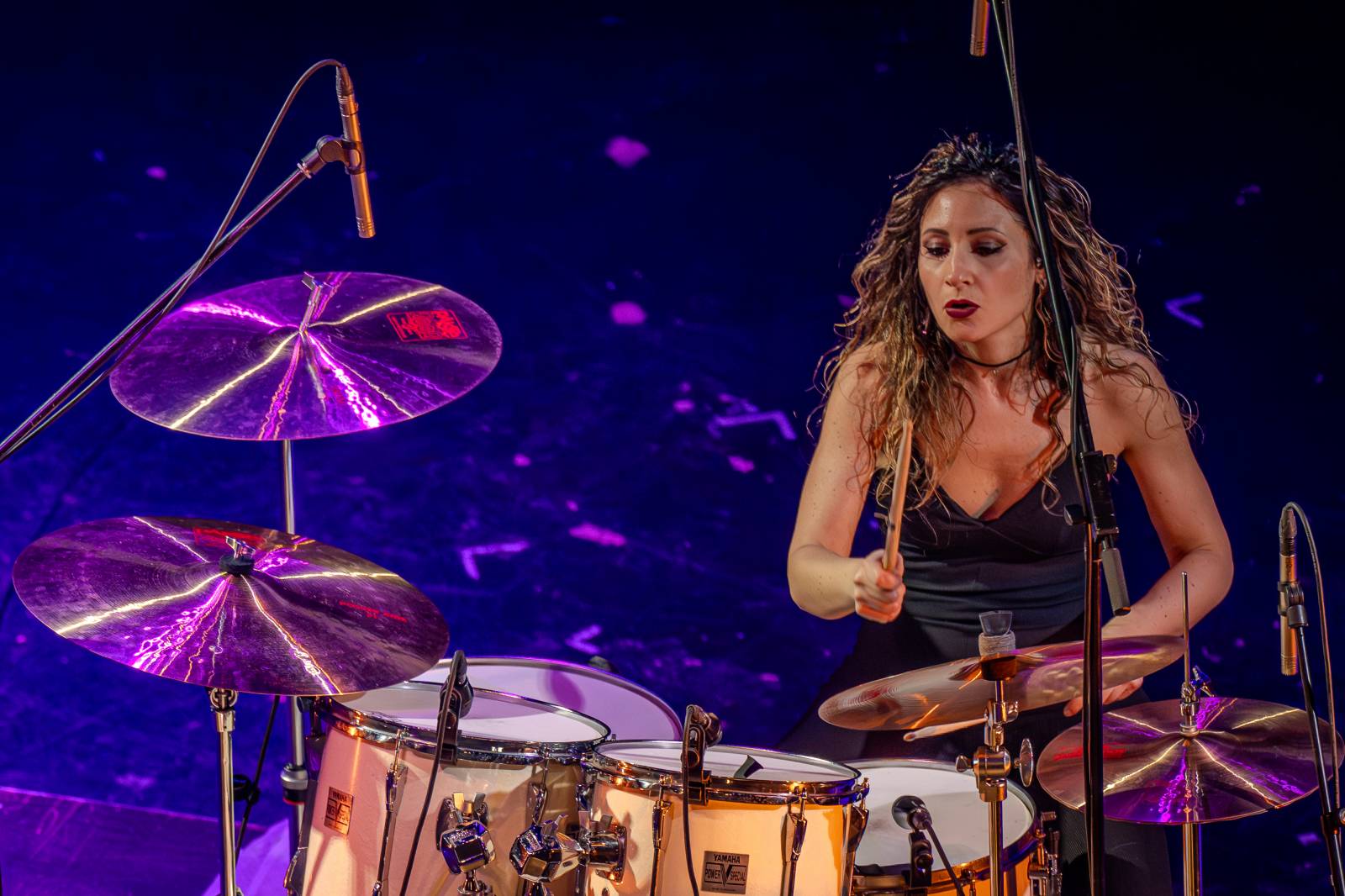 Divadlo Hybernia rozezněly písně Deep Purple. V ženském podání je zazpíval tribute band Strange Kind of Women