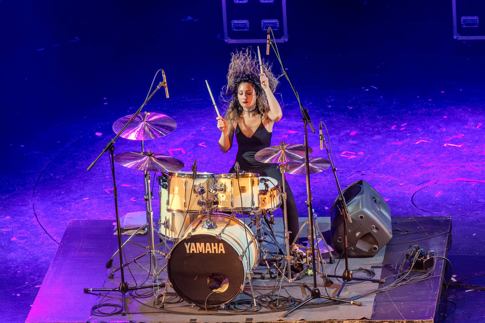 Divadlo Hybernia rozezněly písně Deep Purple. V ženském podání je zazpíval tribute band Strange Kind of Women