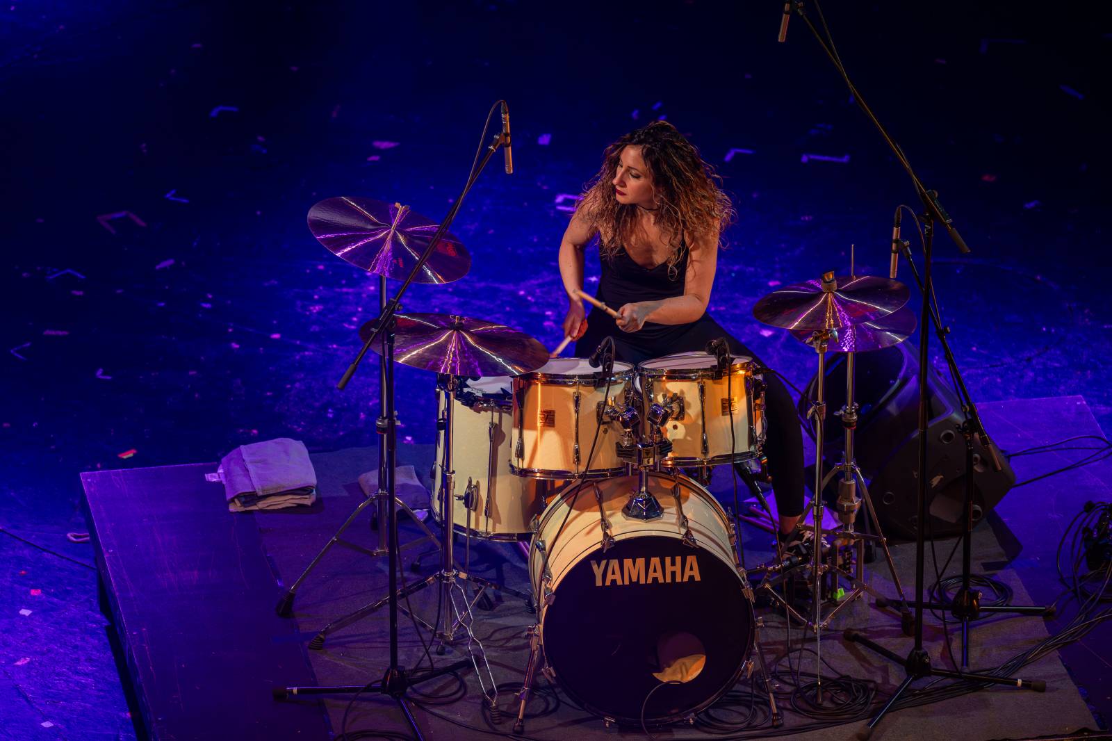 Divadlo Hybernia rozezněly písně Deep Purple. V ženském podání je zazpíval tribute band Strange Kind of Women