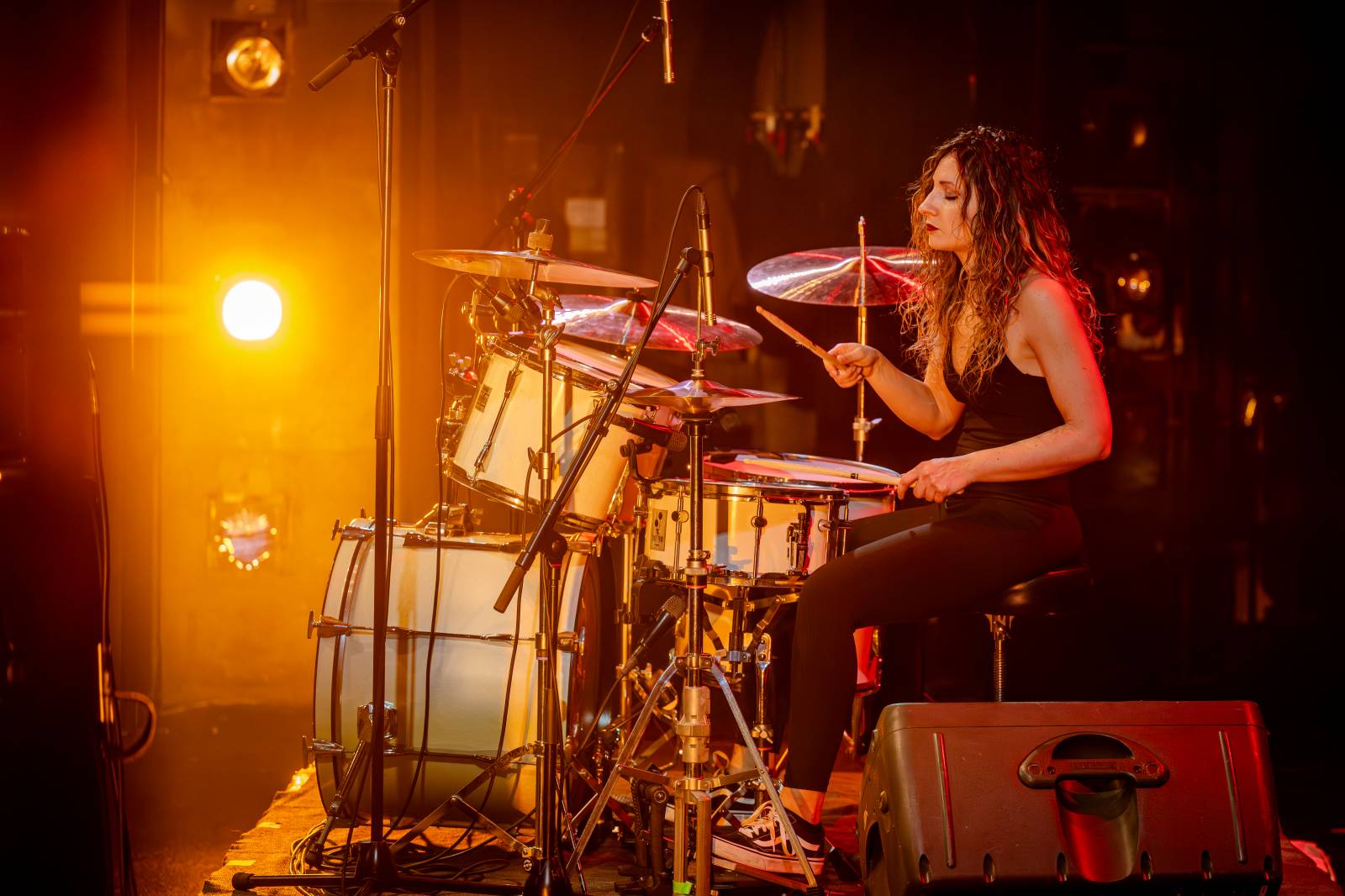 Divadlo Hybernia rozezněly písně Deep Purple. V ženském podání je zazpíval tribute band Strange Kind of Women