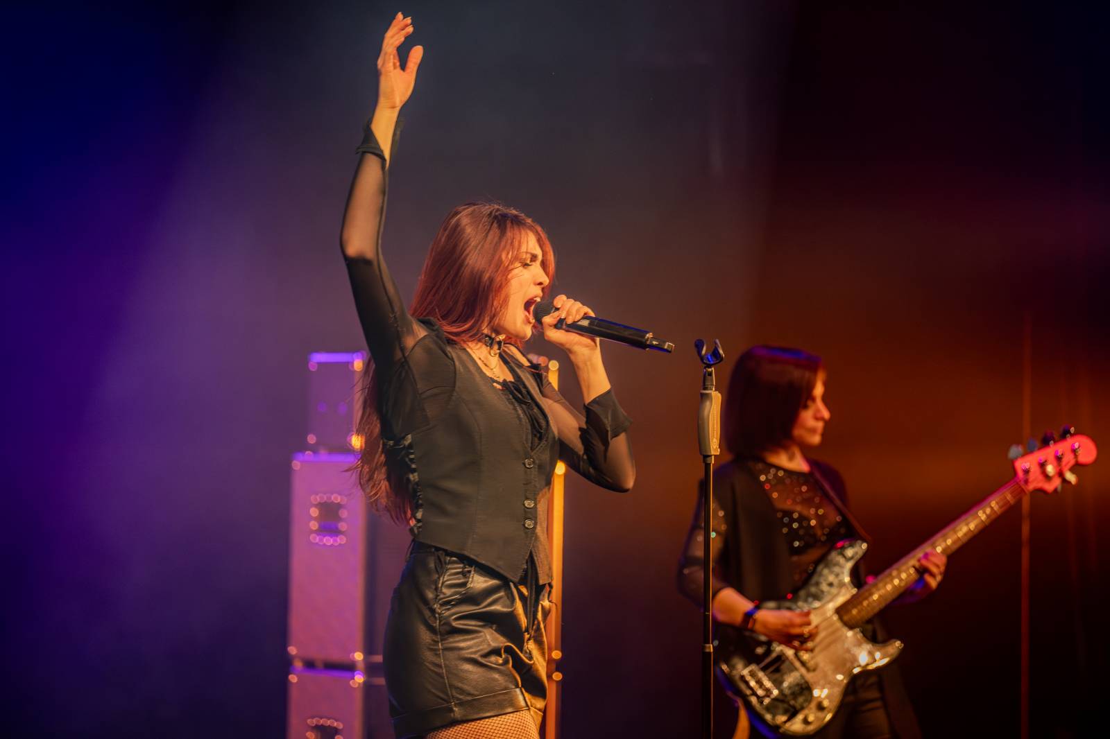 Divadlo Hybernia rozezněly písně Deep Purple. V ženském podání je zazpíval tribute band Strange Kind of Women