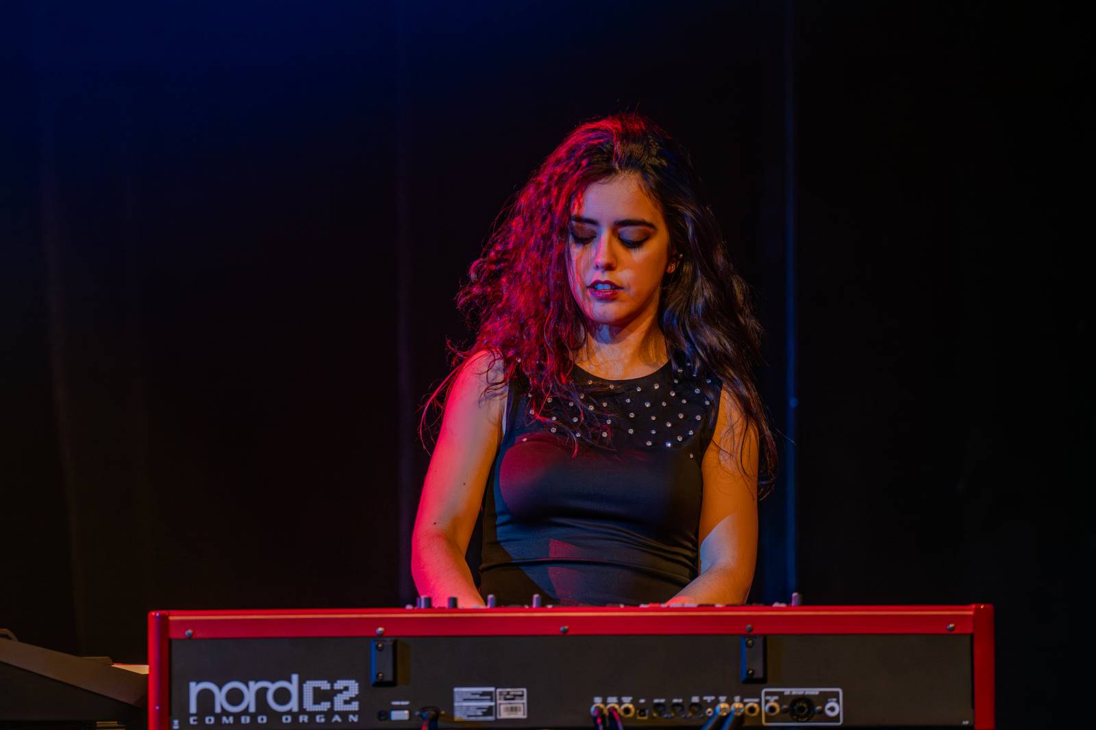 Divadlo Hybernia rozezněly písně Deep Purple. V ženském podání je zazpíval tribute band Strange Kind of Women