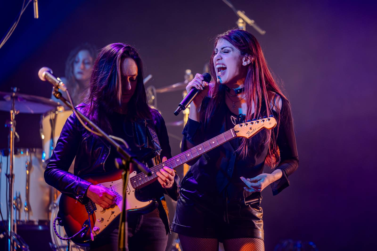 Divadlo Hybernia rozezněly písně Deep Purple. V ženském podání je zazpíval tribute band Strange Kind of Women