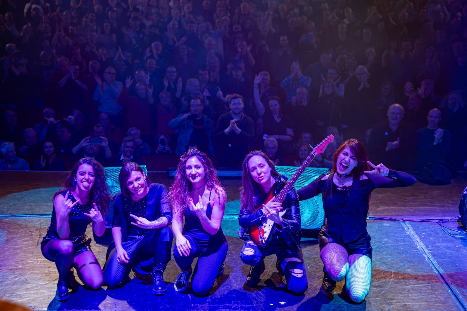 Divadlo Hybernia rozezněly písně Deep Purple. V ženském podání je zazpíval tribute band Strange Kind of Women