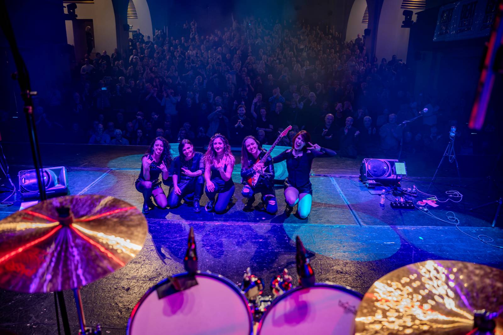 Divadlo Hybernia rozezněly písně Deep Purple. V ženském podání je zazpíval tribute band Strange Kind of Women