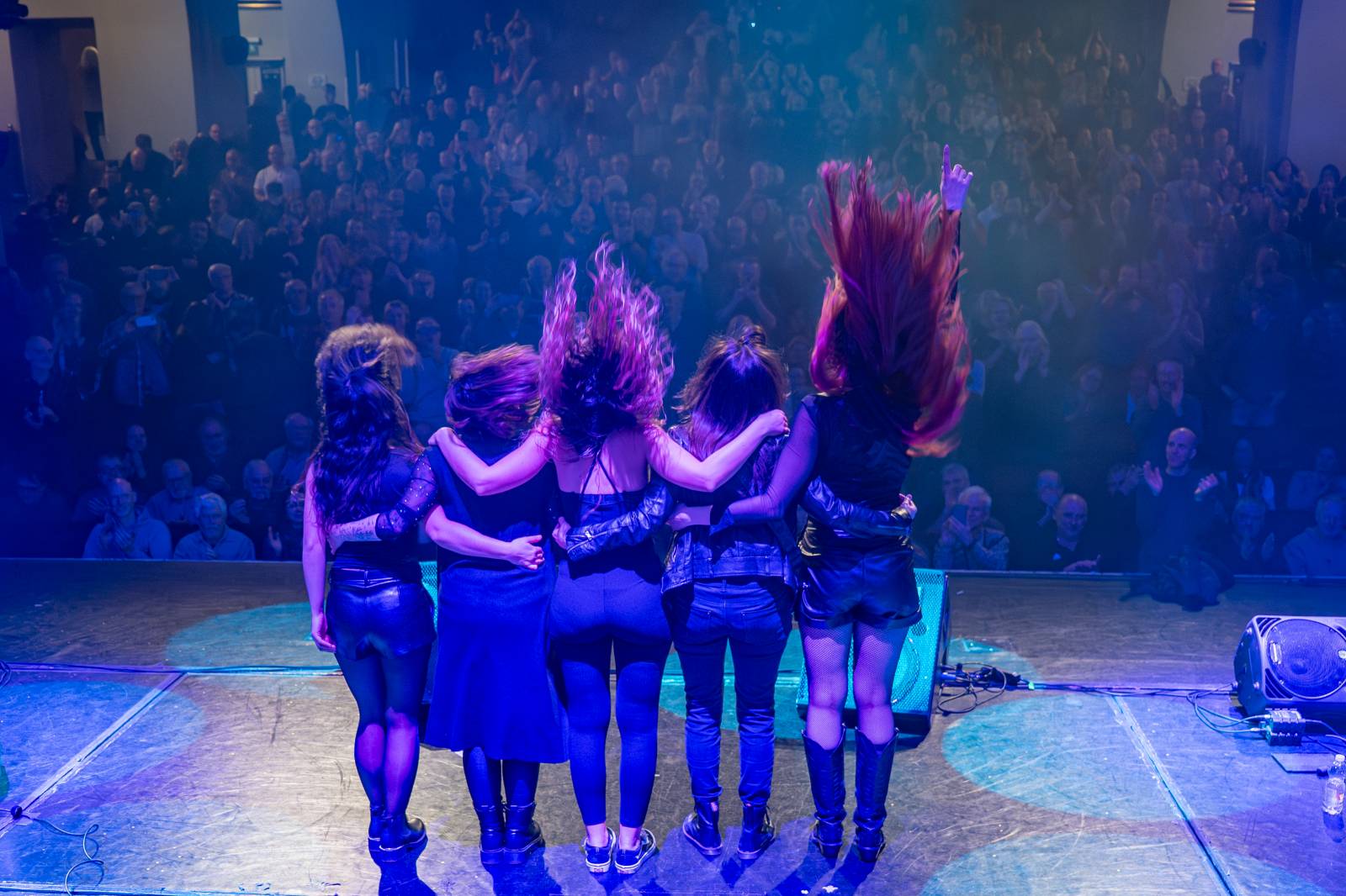 Divadlo Hybernia rozezněly písně Deep Purple. V ženském podání je zazpíval tribute band Strange Kind of Women