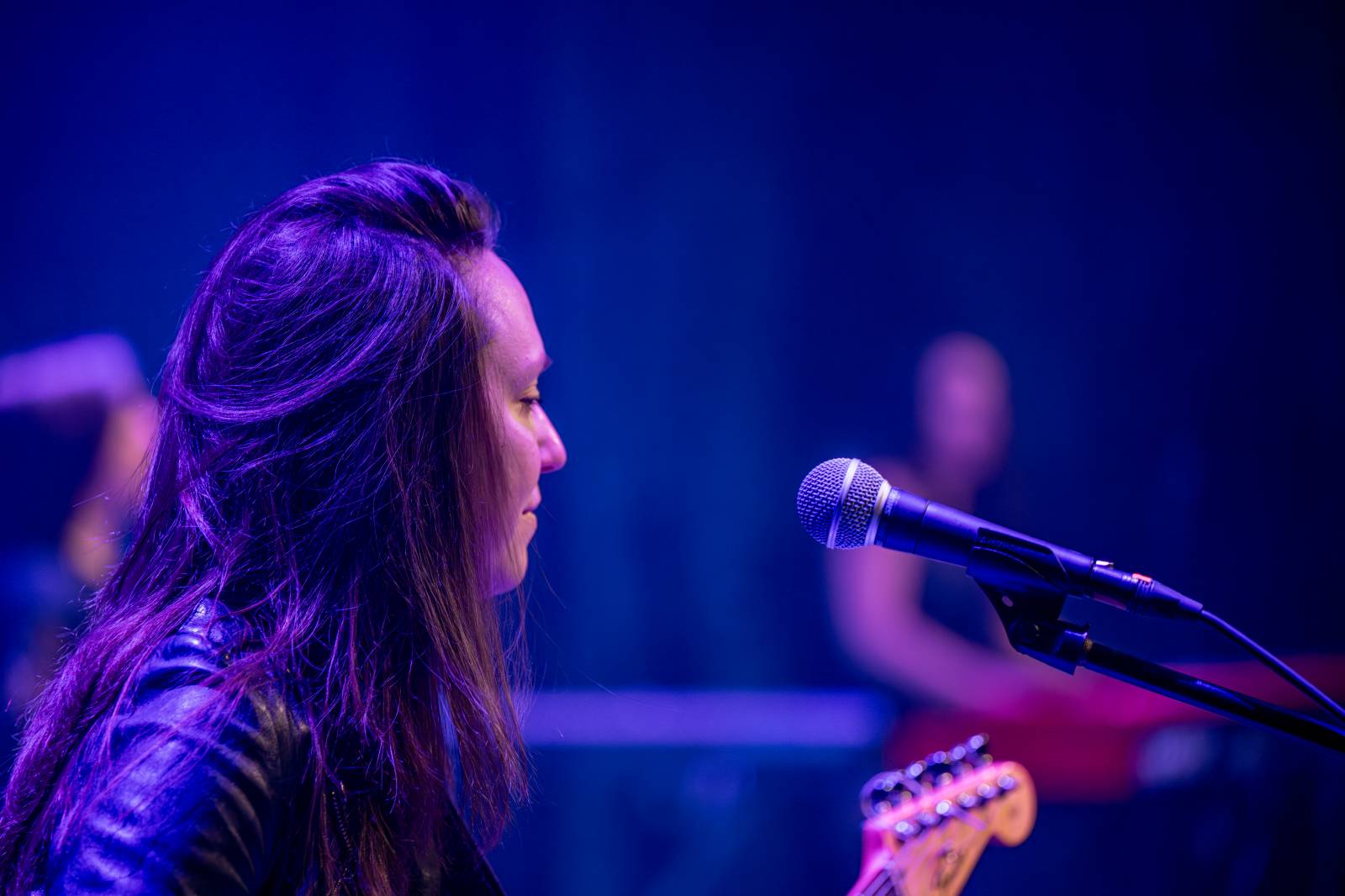 Divadlo Hybernia rozezněly písně Deep Purple. V ženském podání je zazpíval tribute band Strange Kind of Women