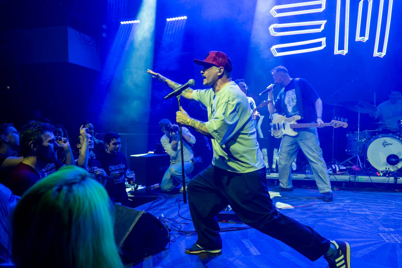 Elektrïck Mann rozparádil vyprodaný Lucerna Music Bar. Dámy ukazovaly vnady, pánové chlouby