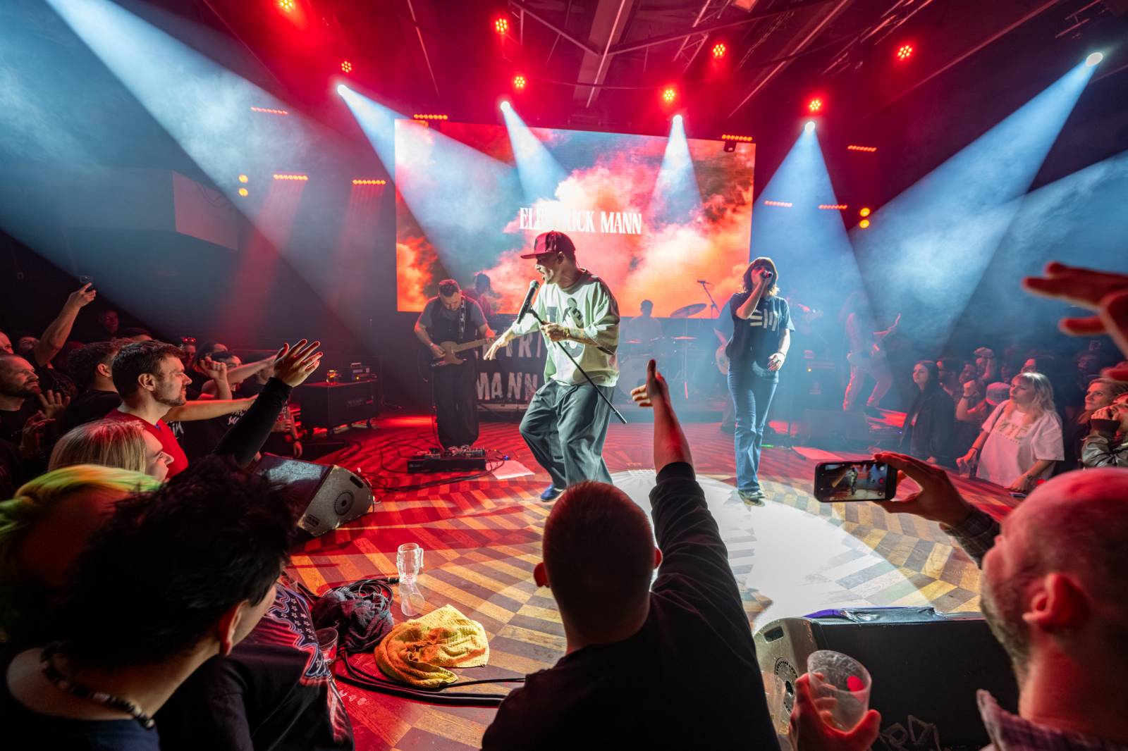 Elektrïck Mann rozparádil vyprodaný Lucerna Music Bar. Dámy ukazovaly vnady, pánové chlouby