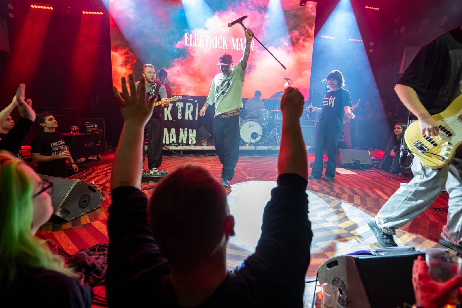 Elektrïck Mann rozparádil vyprodaný Lucerna Music Bar. Dámy ukazovaly vnady, pánové chlouby