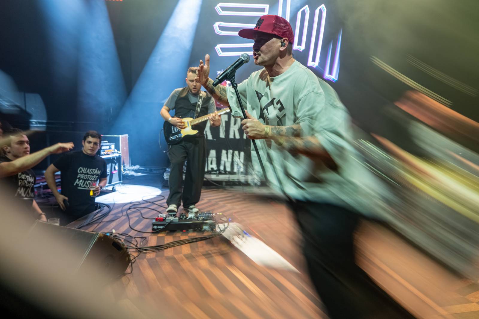 Elektrïck Mann rozparádil vyprodaný Lucerna Music Bar. Dámy ukazovaly vnady, pánové chlouby