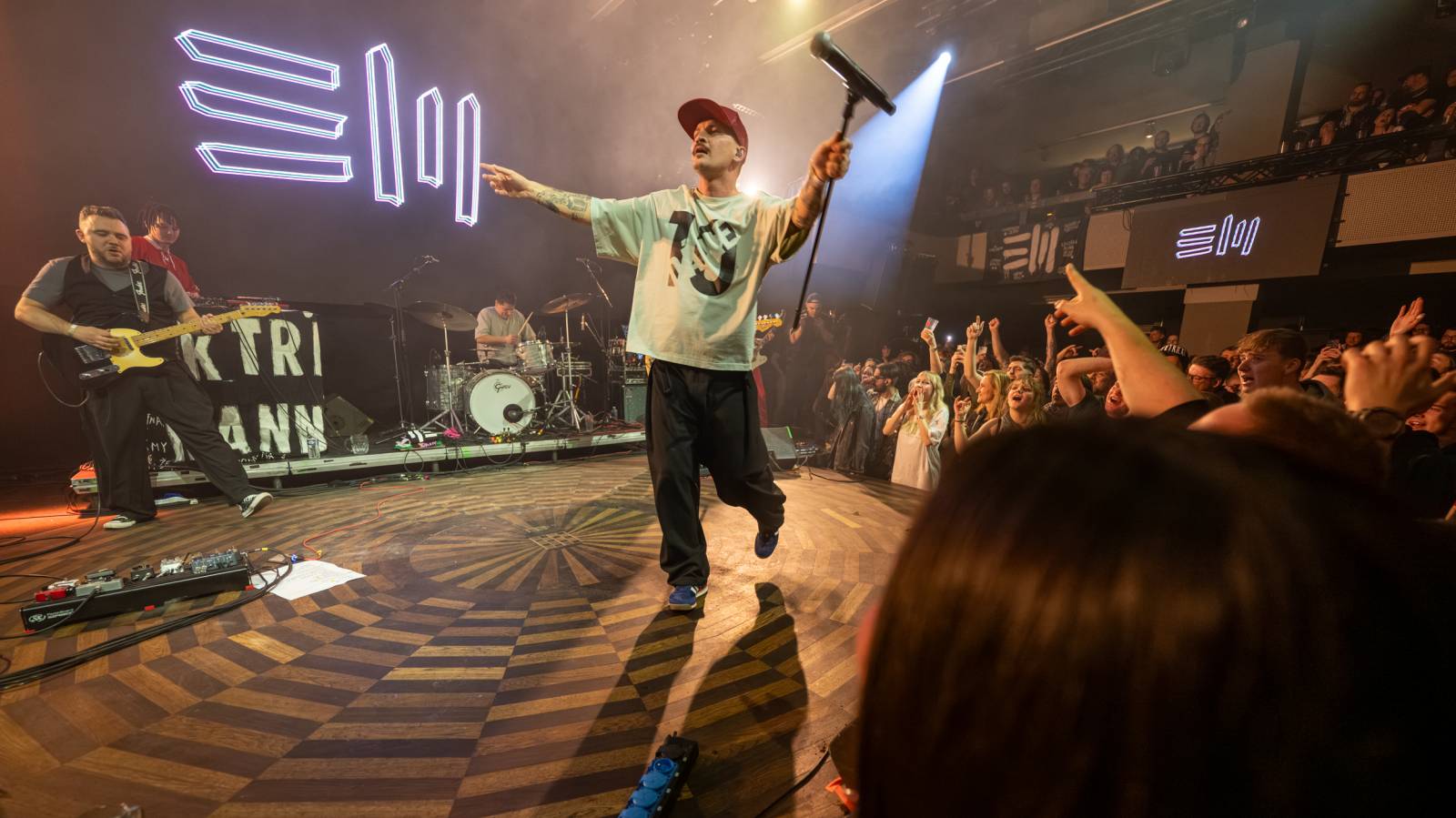 Elektrïck Mann rozparádil vyprodaný Lucerna Music Bar. Dámy ukazovaly vnady, pánové chlouby