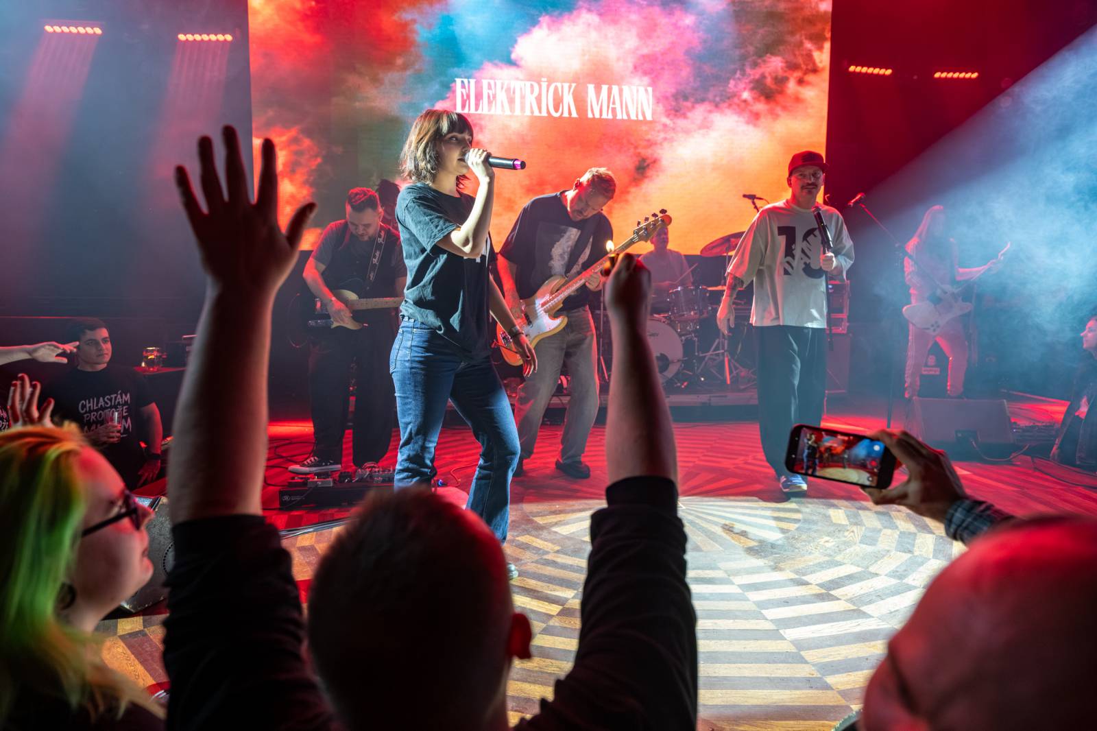 Elektrïck Mann rozparádil vyprodaný Lucerna Music Bar. Dámy ukazovaly vnady, pánové chlouby