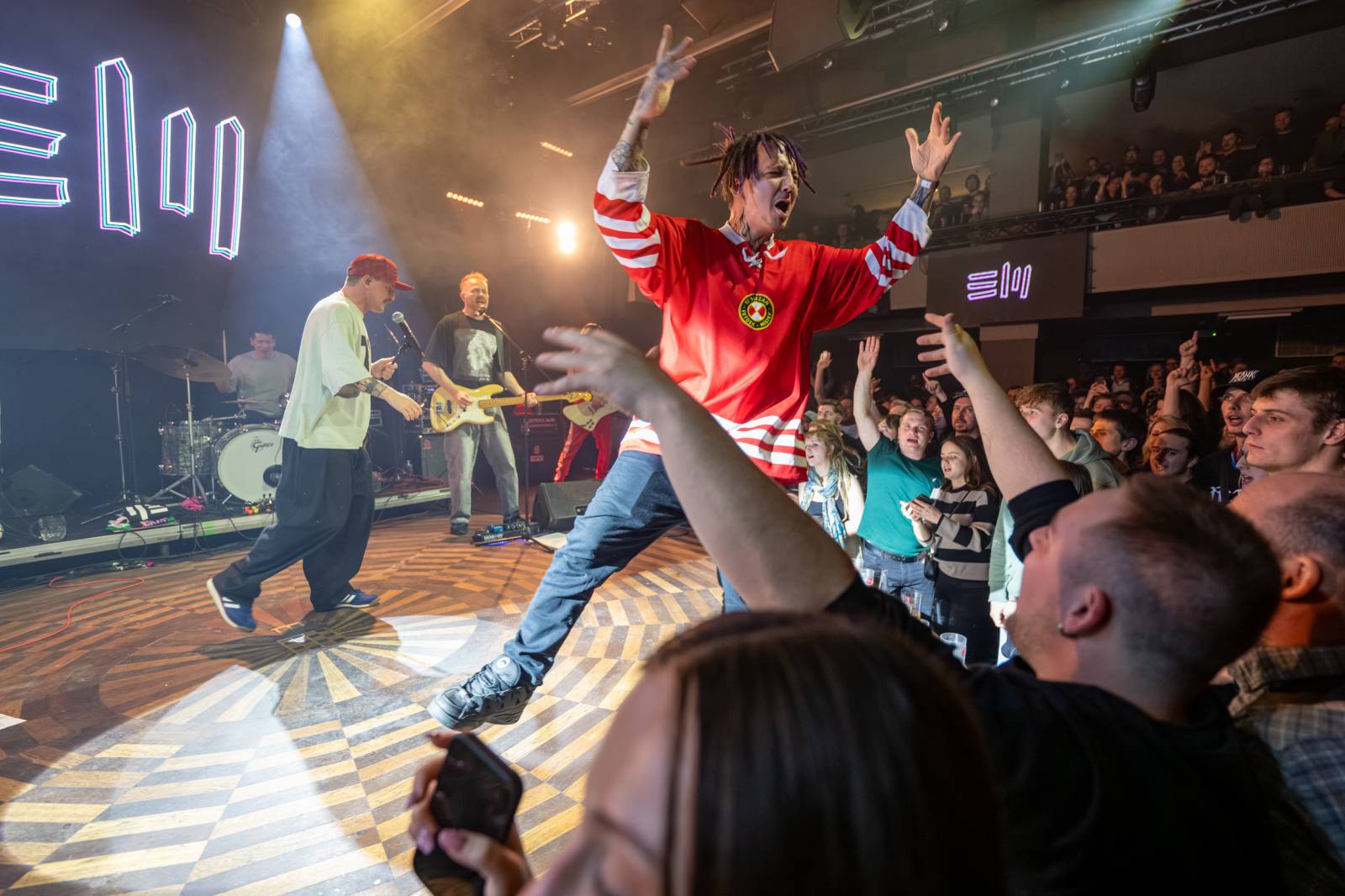 Elektrïck Mann rozparádil vyprodaný Lucerna Music Bar. Dámy ukazovaly vnady, pánové chlouby