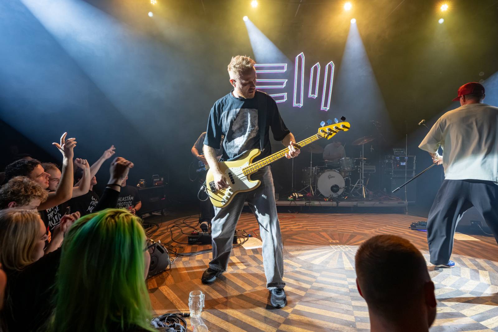 Elektrïck Mann rozparádil vyprodaný Lucerna Music Bar. Dámy ukazovaly vnady, pánové chlouby