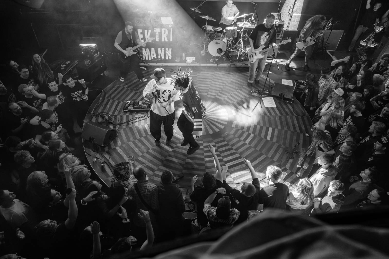 Elektrïck Mann rozparádil vyprodaný Lucerna Music Bar. Dámy ukazovaly vnady, pánové chlouby