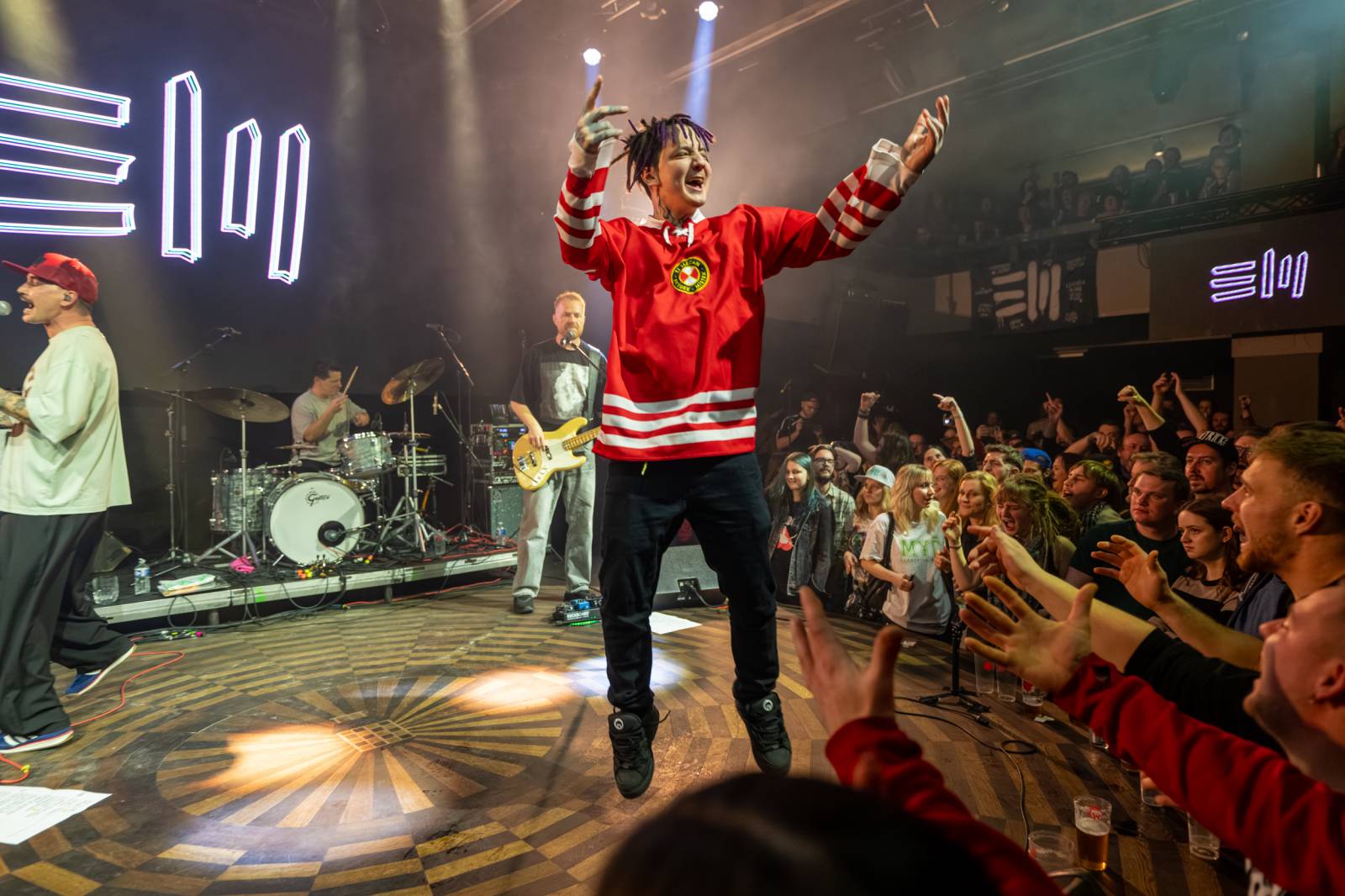 Elektrïck Mann rozparádil vyprodaný Lucerna Music Bar. Dámy ukazovaly vnady, pánové chlouby