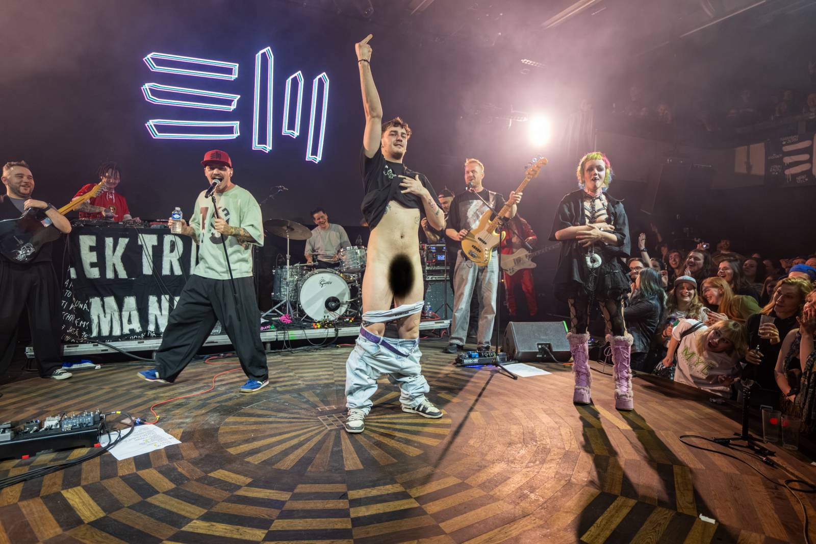 Elektrïck Mann rozparádil vyprodaný Lucerna Music Bar. Dámy ukazovaly vnady, pánové chlouby