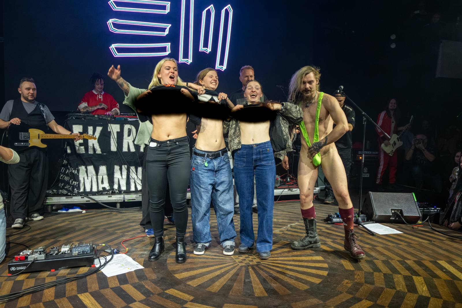 Elektrïck Mann rozparádil vyprodaný Lucerna Music Bar. Dámy ukazovaly vnady, pánové chlouby