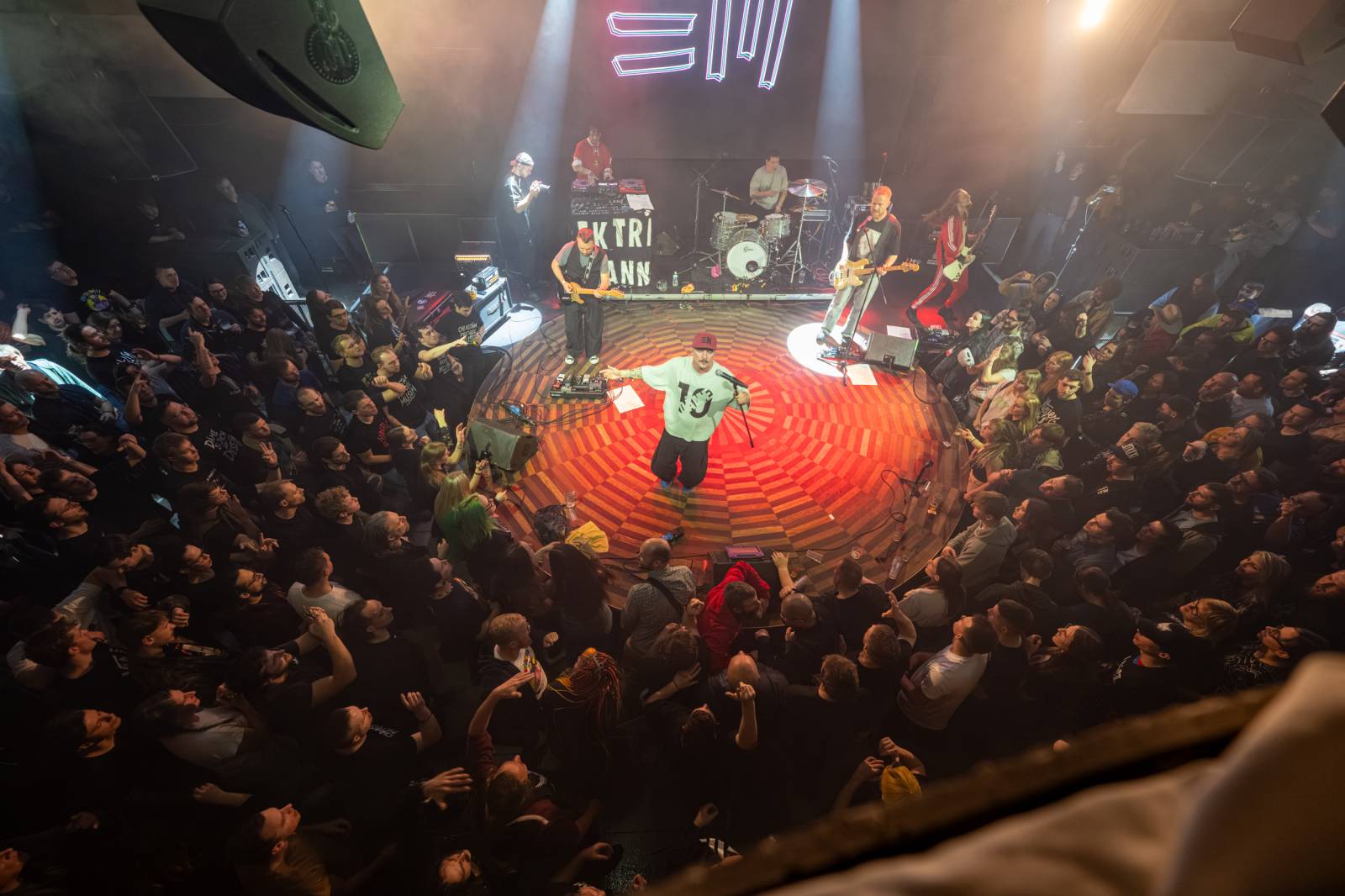 Elektrïck Mann rozparádil vyprodaný Lucerna Music Bar. Dámy ukazovaly vnady, pánové chlouby