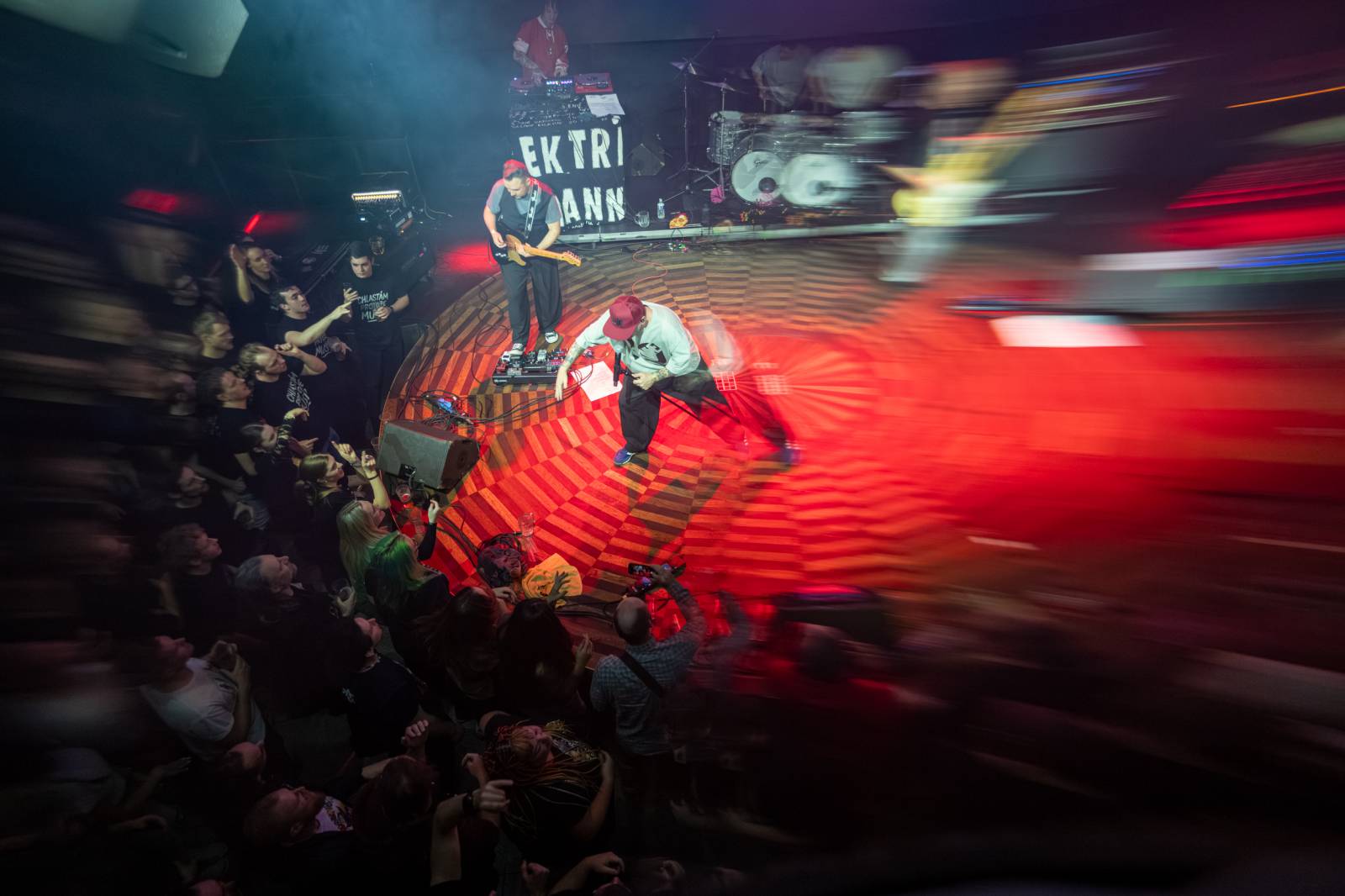 Elektrïck Mann rozparádil vyprodaný Lucerna Music Bar. Dámy ukazovaly vnady, pánové chlouby