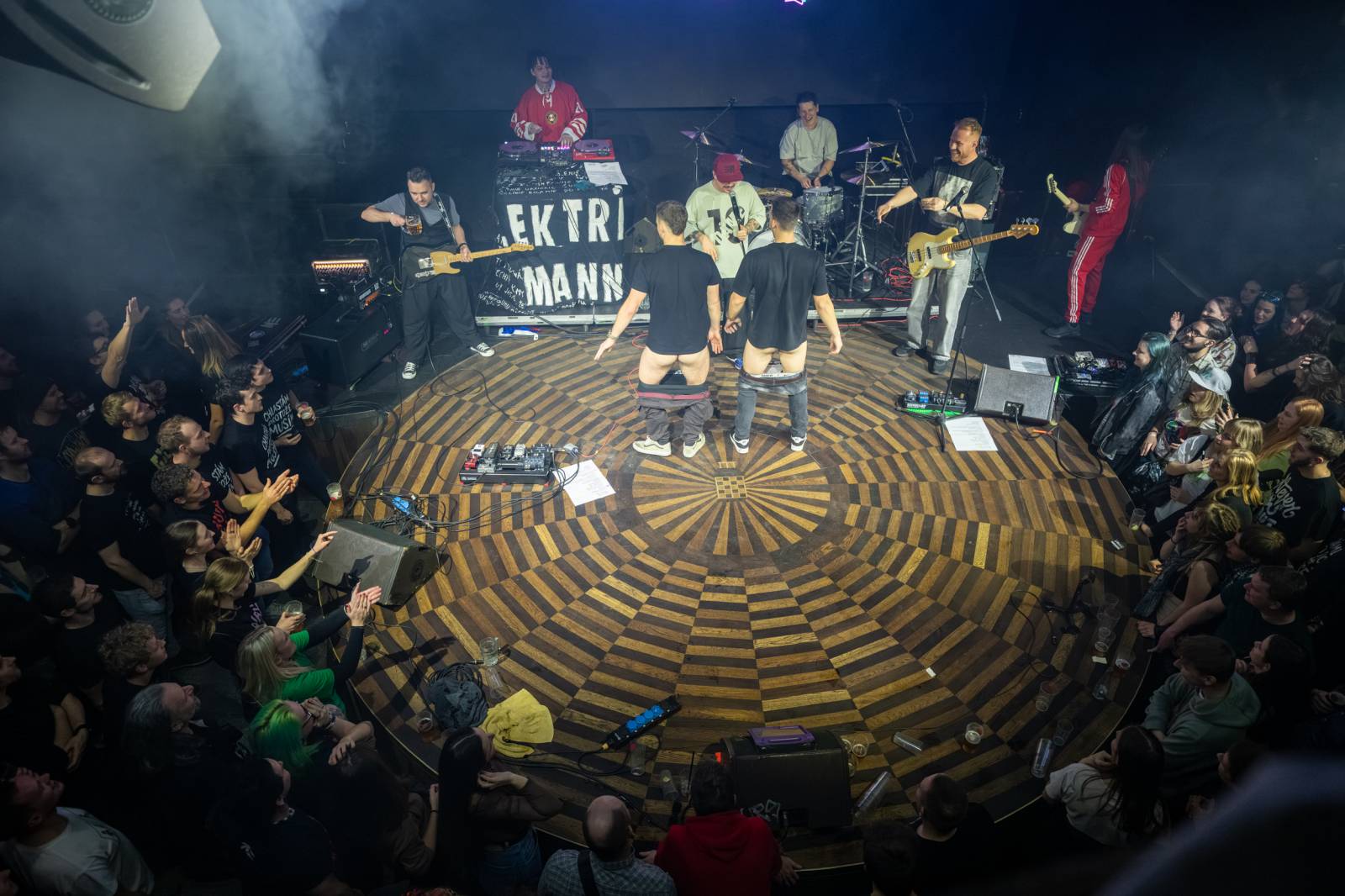 Elektrïck Mann rozparádil vyprodaný Lucerna Music Bar. Dámy ukazovaly vnady, pánové chlouby