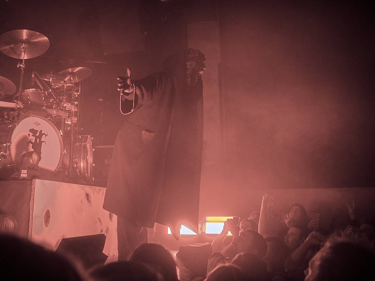Opera? Balkán? Grindcorové blastbeaty? Igorrr v Roxy v Praze bořil hranice žánrů