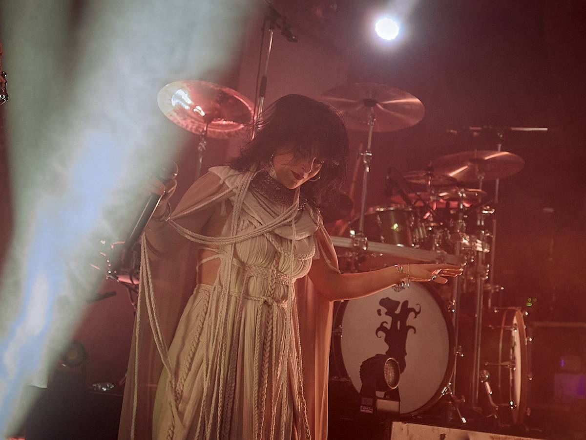 Opera? Balkán? Grindcorové blastbeaty? Igorrr v Roxy v Praze bořil hranice žánrů