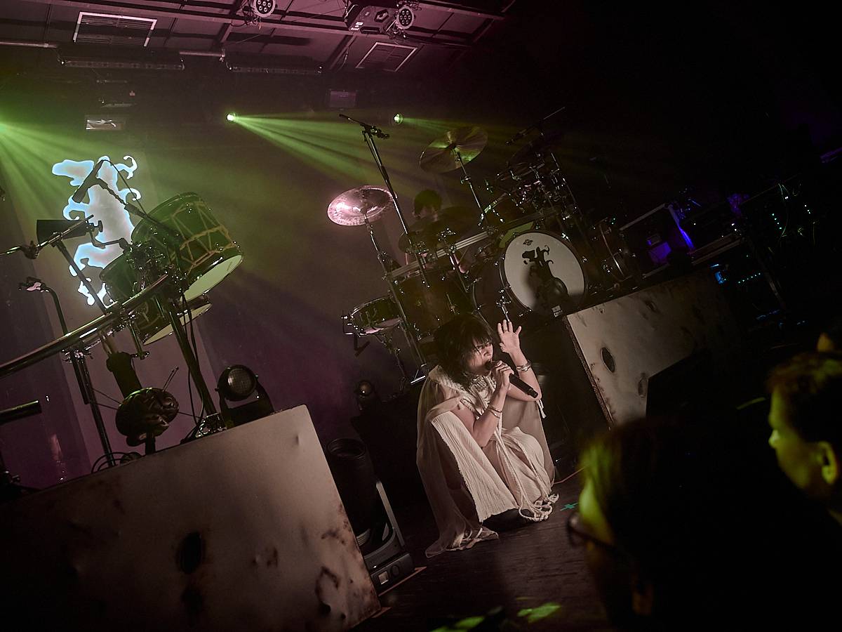 Opera? Balkán? Grindcorové blastbeaty? Igorrr v Roxy v Praze bořil hranice žánrů