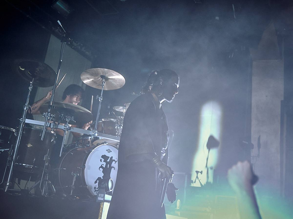 Opera? Balkán? Grindcorové blastbeaty? Igorrr v Roxy v Praze bořil hranice žánrů