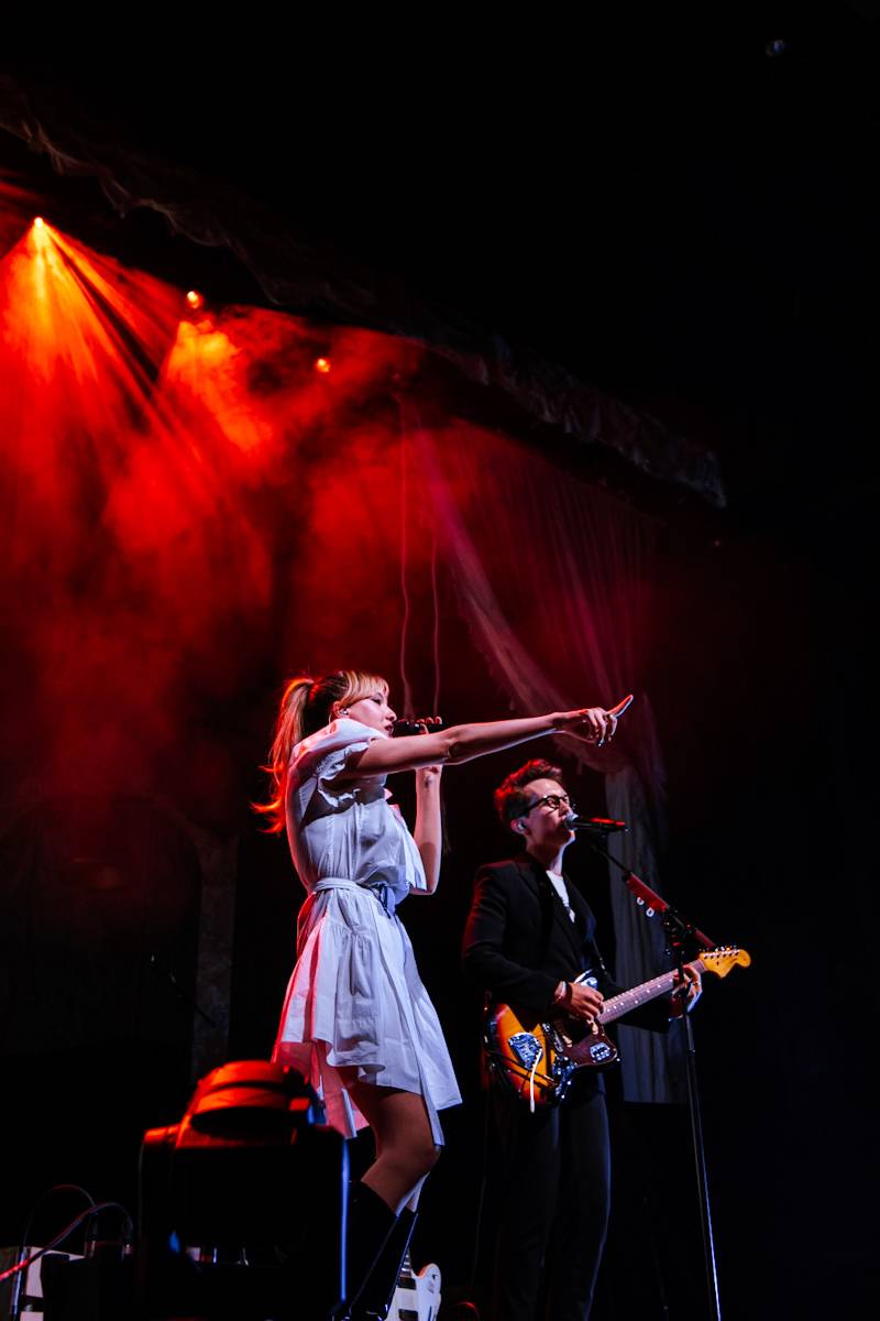 Hostina pro všechny. The Last Dinner Party přivezli do Prahy velkou porci energie