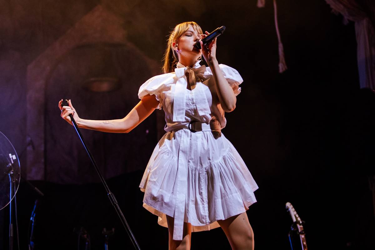 Hostina pro všechny. The Last Dinner Party přivezli do Prahy velkou porci energie