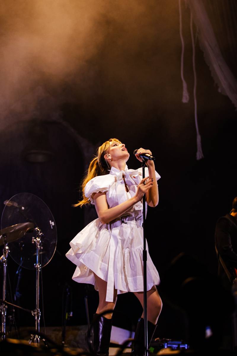 Hostina pro všechny. The Last Dinner Party přivezli do Prahy velkou porci energie