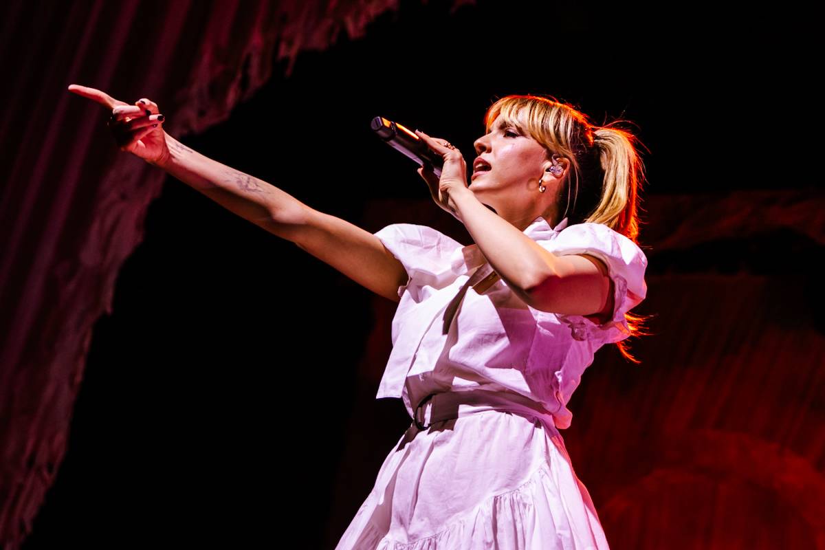 Hostina pro všechny. The Last Dinner Party přivezli do Prahy velkou porci energie