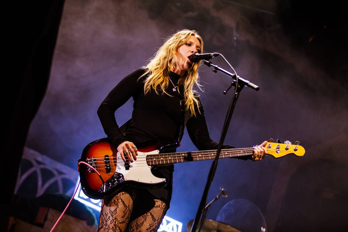 Hostina pro všechny. The Last Dinner Party přivezli do Prahy velkou porci energie