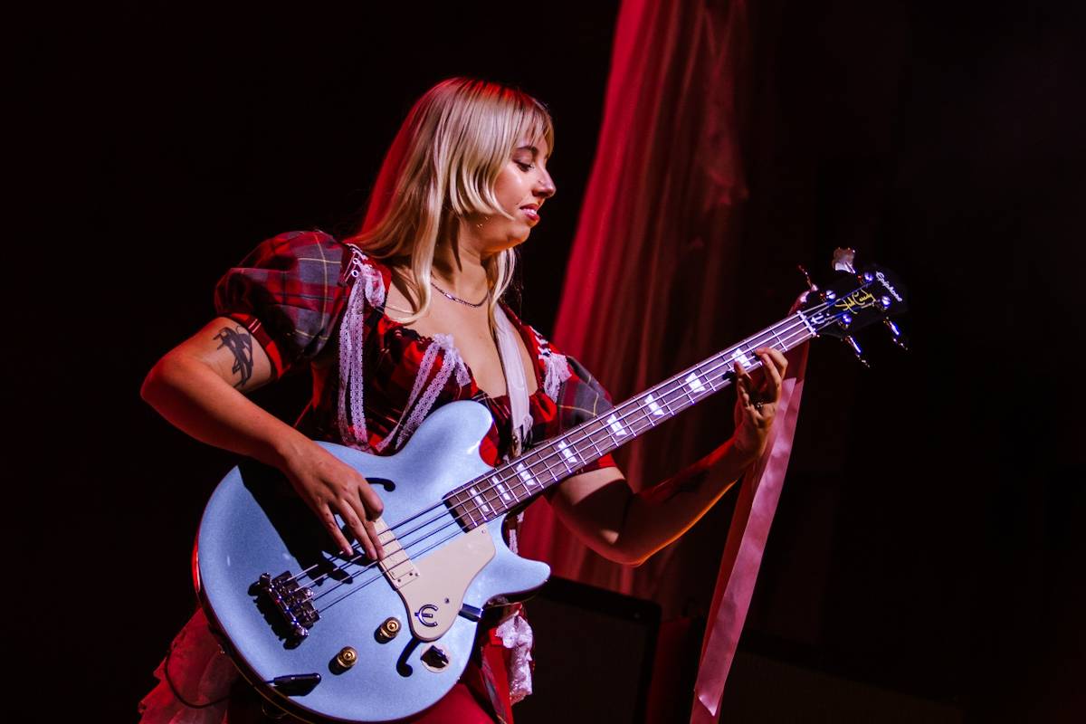 Hostina pro všechny. The Last Dinner Party přivezli do Prahy velkou porci energie