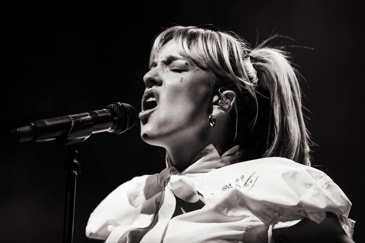 Hostina pro všechny. The Last Dinner Party přivezli do Prahy velkou porci energie