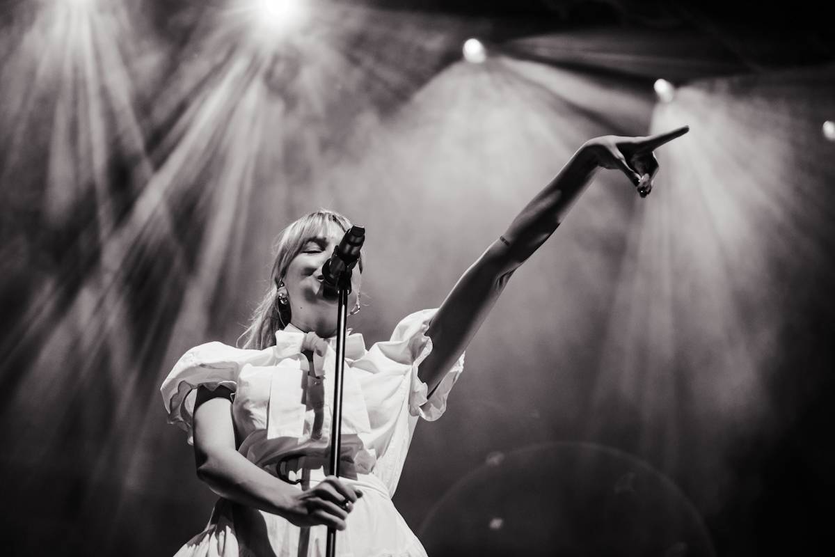 Hostina pro všechny. The Last Dinner Party přivezli do Prahy velkou porci energie