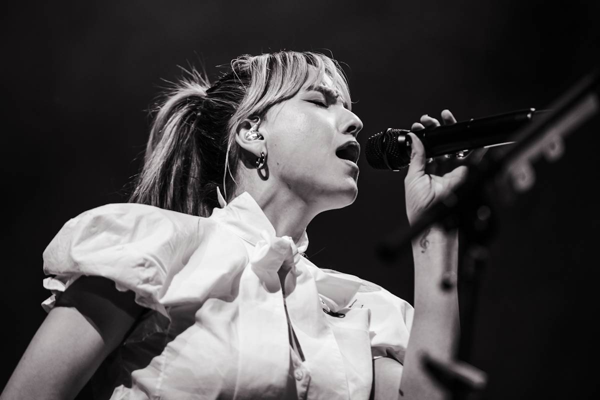 Hostina pro všechny. The Last Dinner Party přivezli do Prahy velkou porci energie