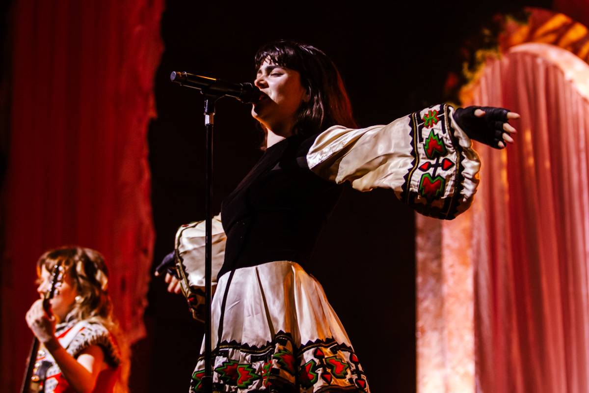 Hostina pro všechny. The Last Dinner Party přivezli do Prahy velkou porci energie