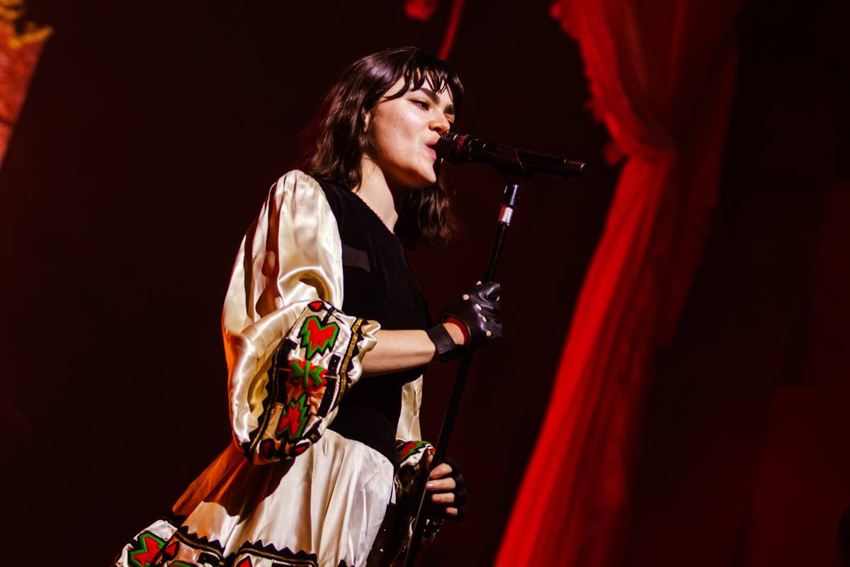 Hostina pro všechny. The Last Dinner Party přivezli do Prahy velkou porci energie