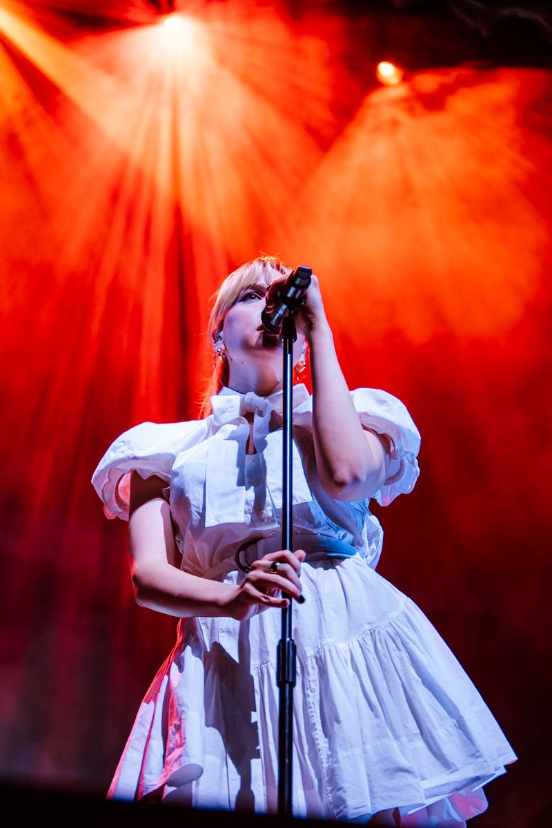 Hostina pro všechny. The Last Dinner Party přivezli do Prahy velkou porci energie