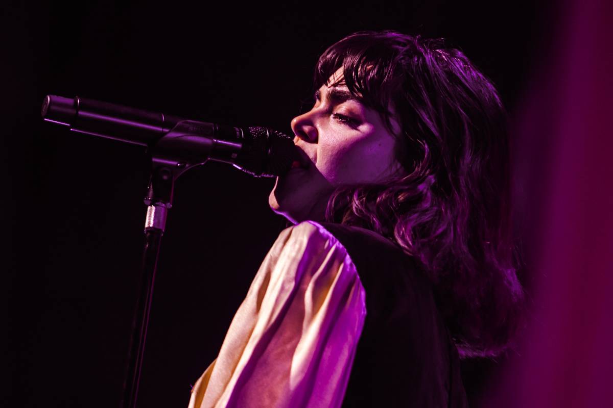 Hostina pro všechny. The Last Dinner Party přivezli do Prahy velkou porci energie