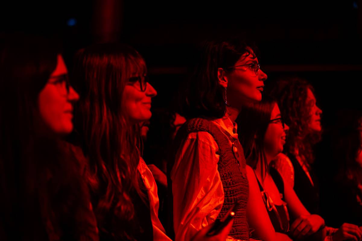 Hostina pro všechny. The Last Dinner Party přivezli do Prahy velkou porci energie