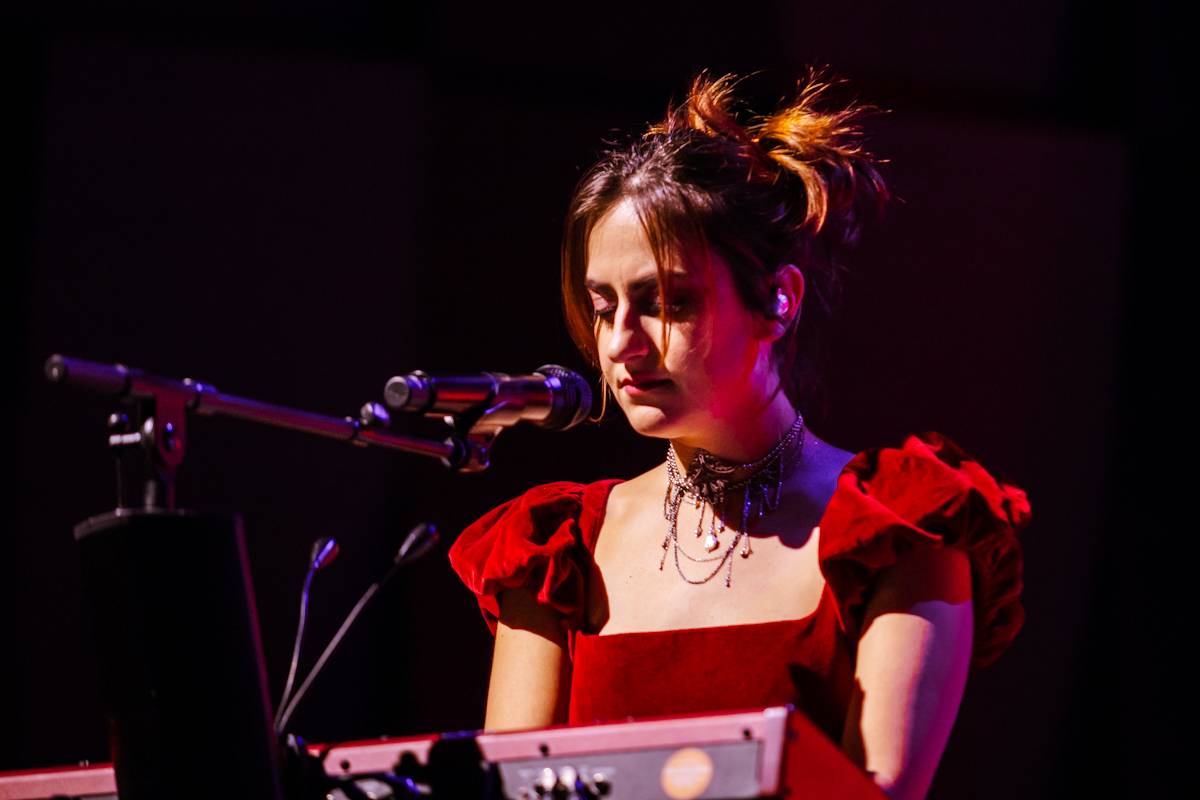 Hostina pro všechny. The Last Dinner Party přivezli do Prahy velkou porci energie