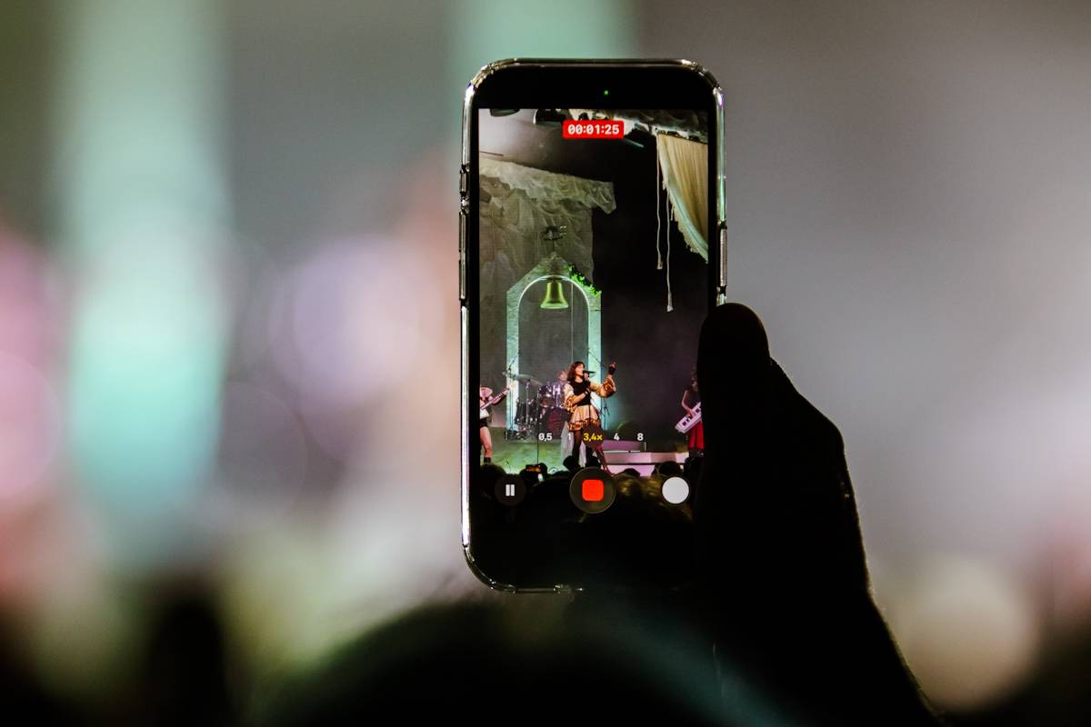 Hostina pro všechny. The Last Dinner Party přivezli do Prahy velkou porci energie